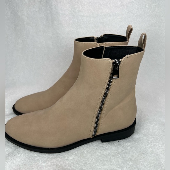 Amazon Essentials, light tan faux leather ankle boot - Picture 2 of 6